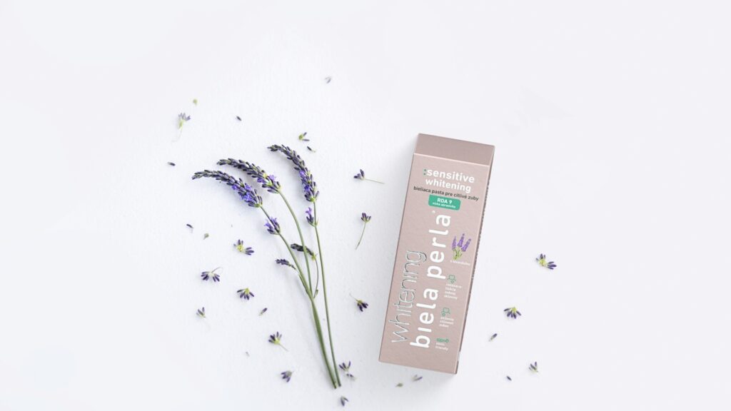 Zubná pasta biela perla®️ :sensitive whitening obsahuje hydroxyapatite na obnovu zubnej skloviny